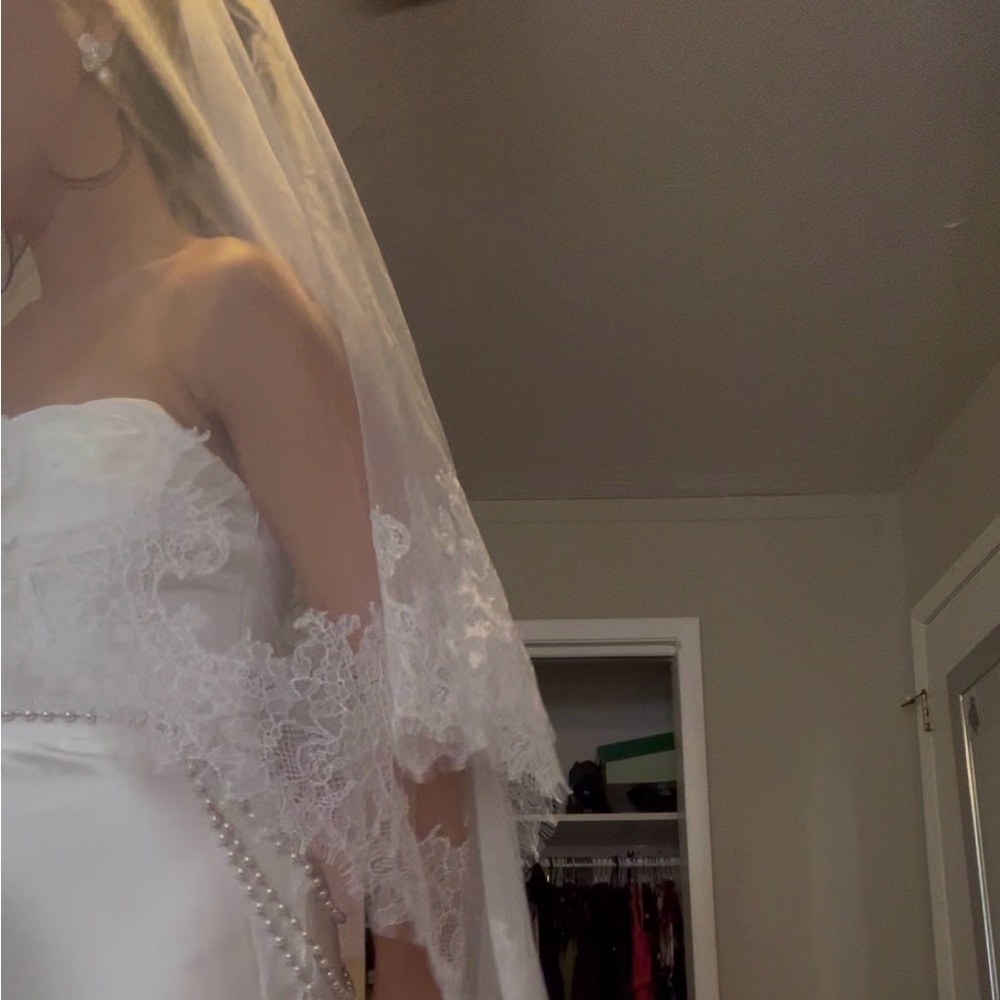 Wide Chantilly Lace bridal veil, 2-Tier Chantilly lace Drop Veil with Blusher - Picture 6 of 8
